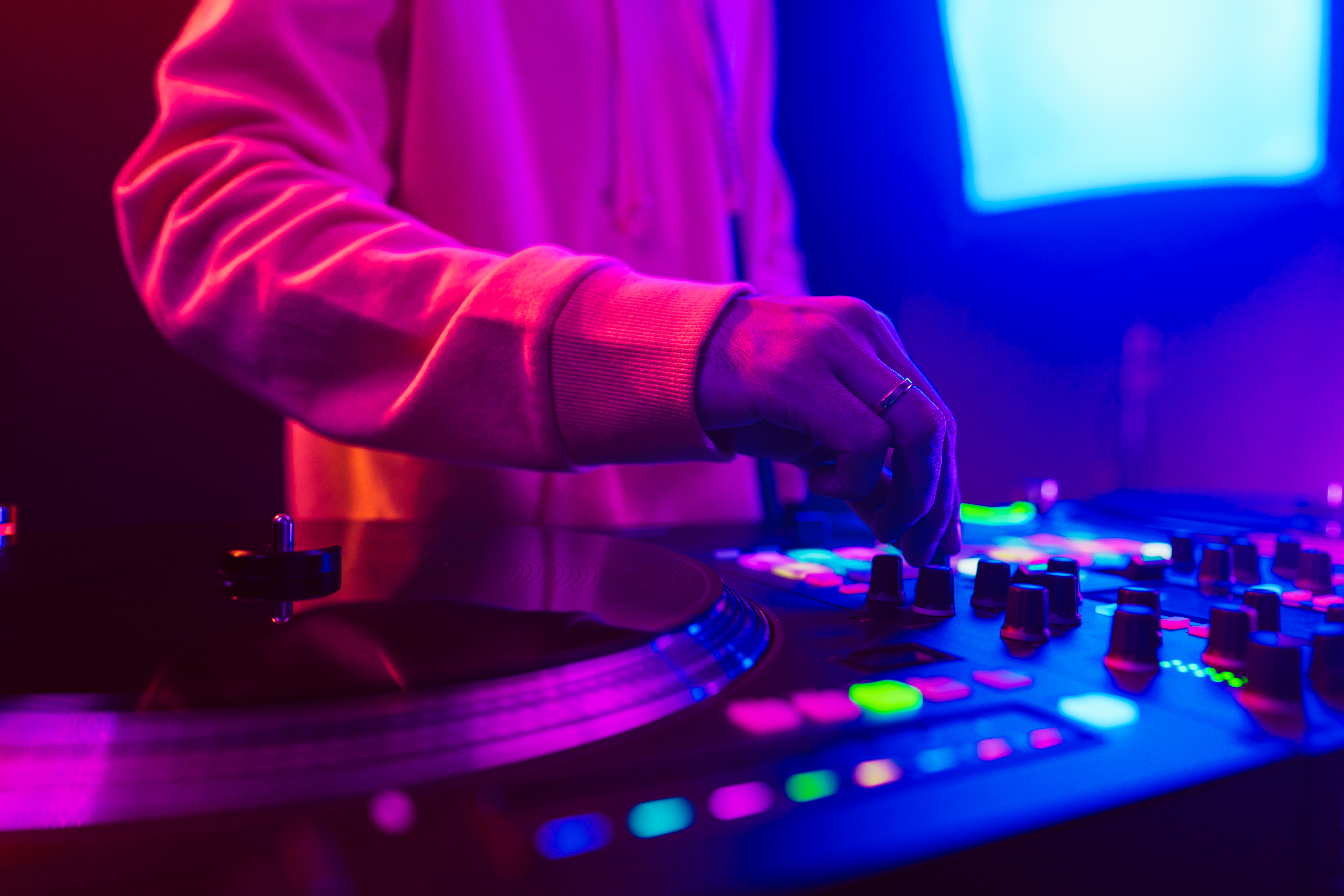 Sergio Signature live performance with trumpet over electronic beat